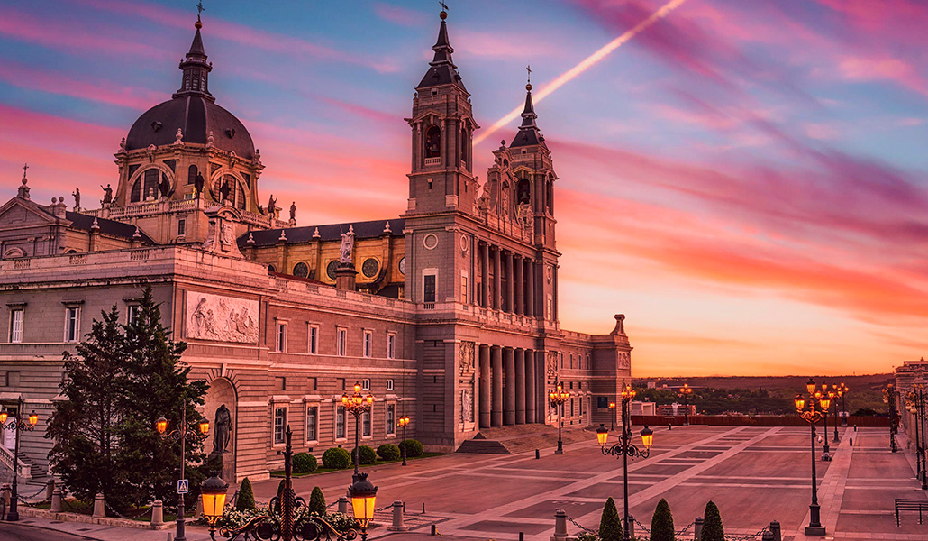 Imagen de la catedral de la Almudena al atardecer