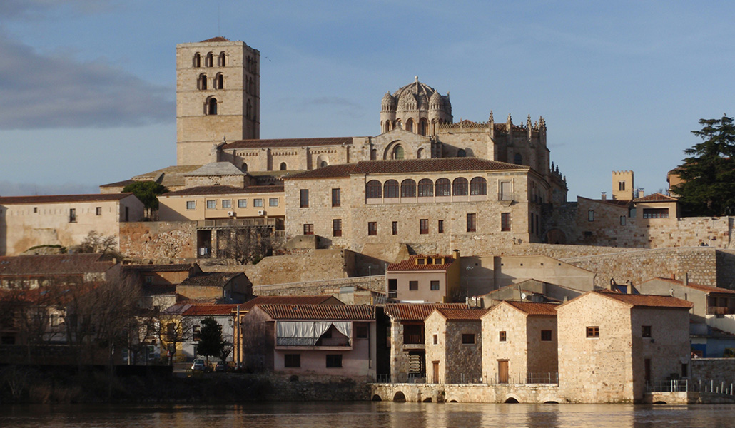 La catedral de Zamora vista desde el río Duero