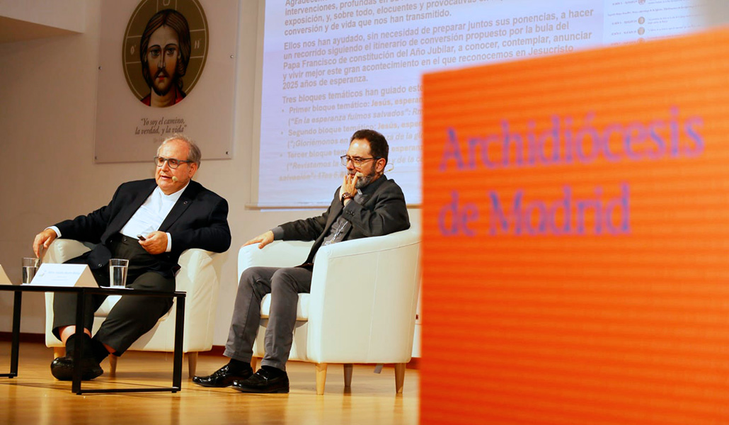Manuel Bru, delegado de catequesis, y Vicente Martín, obispo auxiliar, durante la clausura del ciclo de conferencias