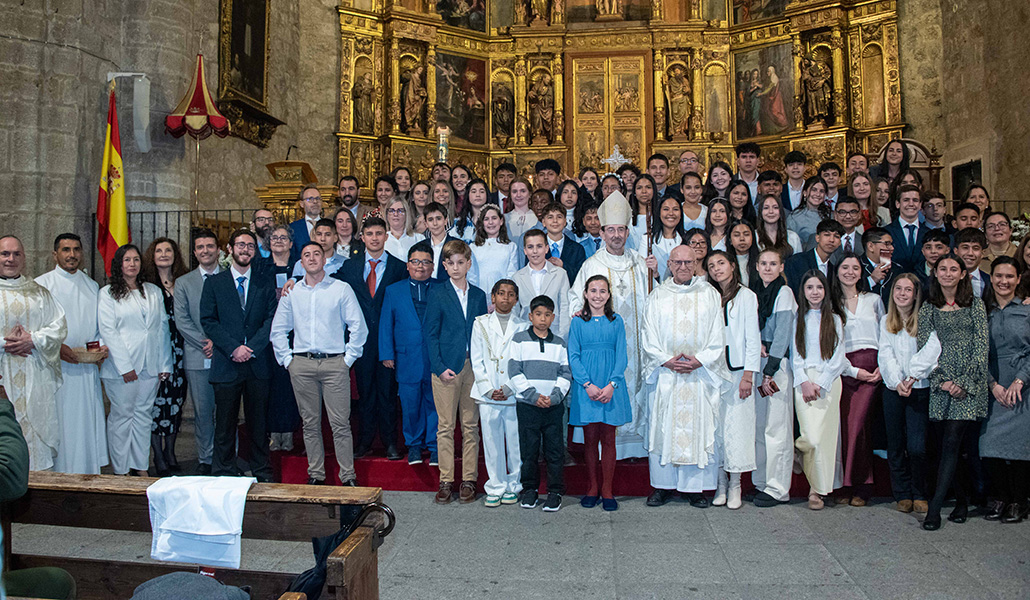 Entre las 70 personas que recibieron los sacramentos había desde niños hasta adultos