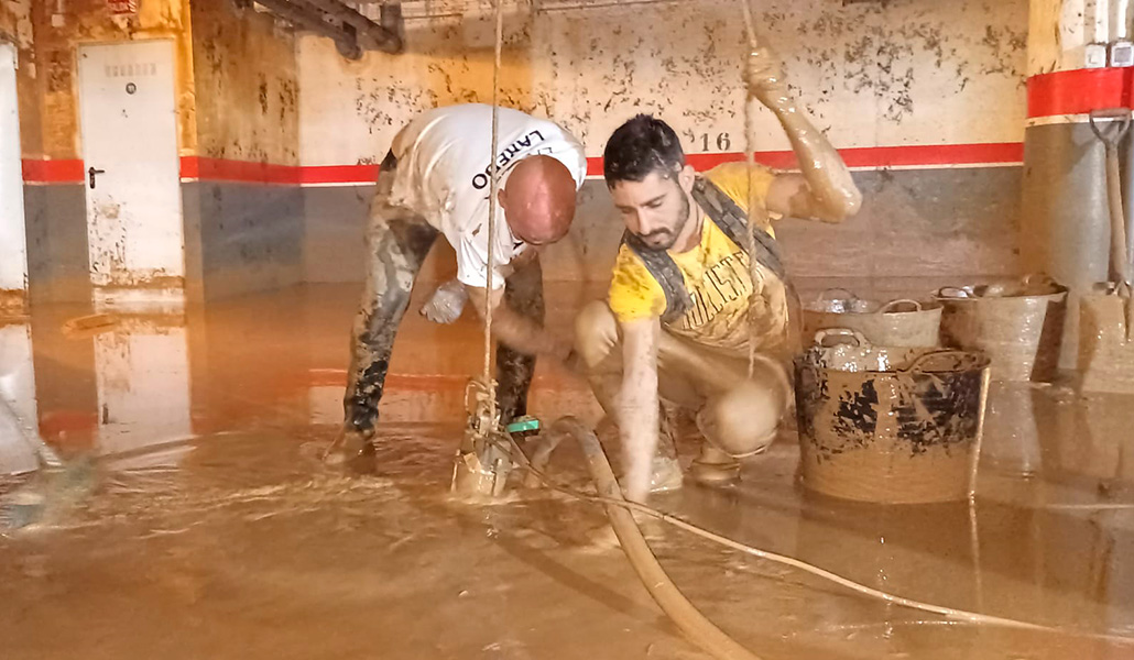 Una de las bombas de achique de agua y lodo del centro educativo funcionando en Paiporta