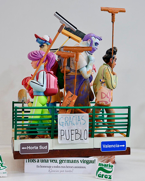 Ninot indultado que homenajea a los voluntarios —obra de Mario Pérez—