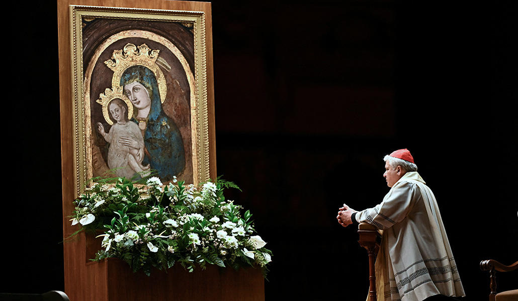 El cardenal De Donastis durante el rezo del rosario