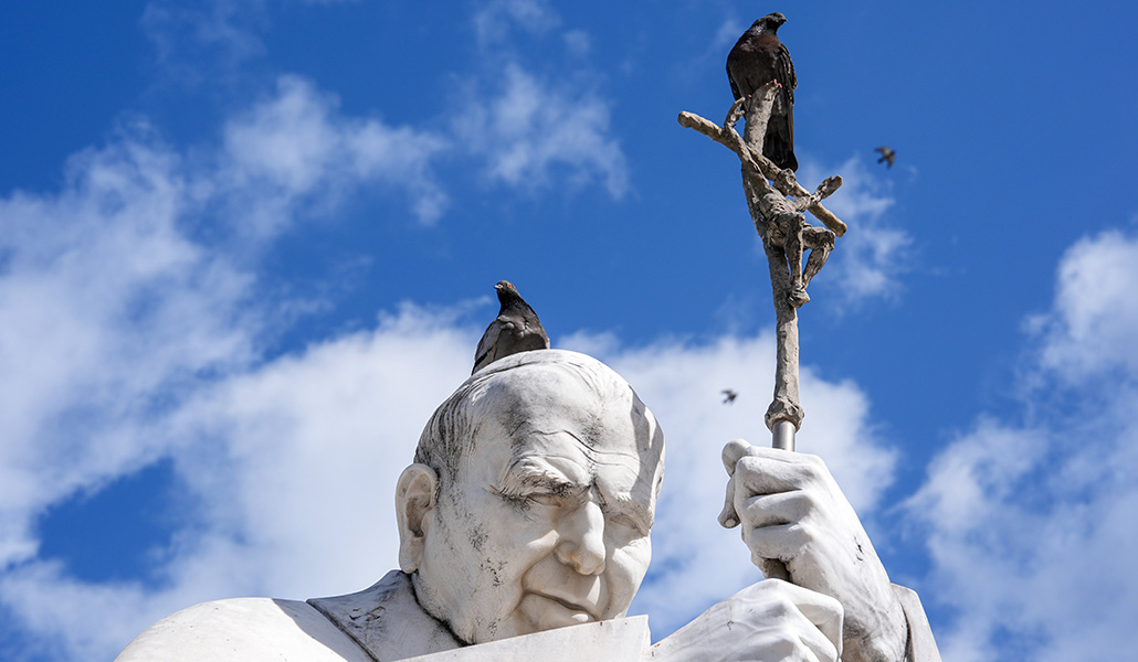 Estatua de Juan Pablo II a las afueras del hospital Gemelli de Roma