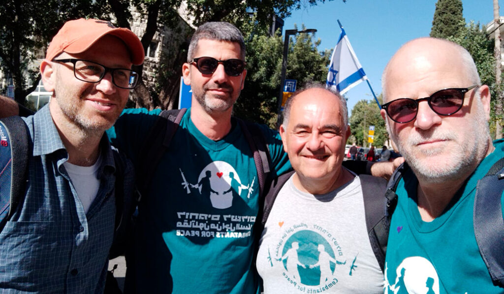Chen Alon (derecha) en una manifestación, el 22 de marzo, contra la reanudación del conflicto