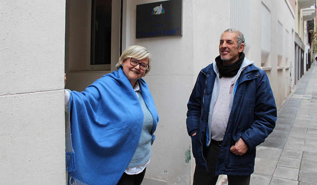 Manuela y Antonio en la fachada exterior de la Casa Fratelli Tutti de la Comunidad de Sant’Egidio