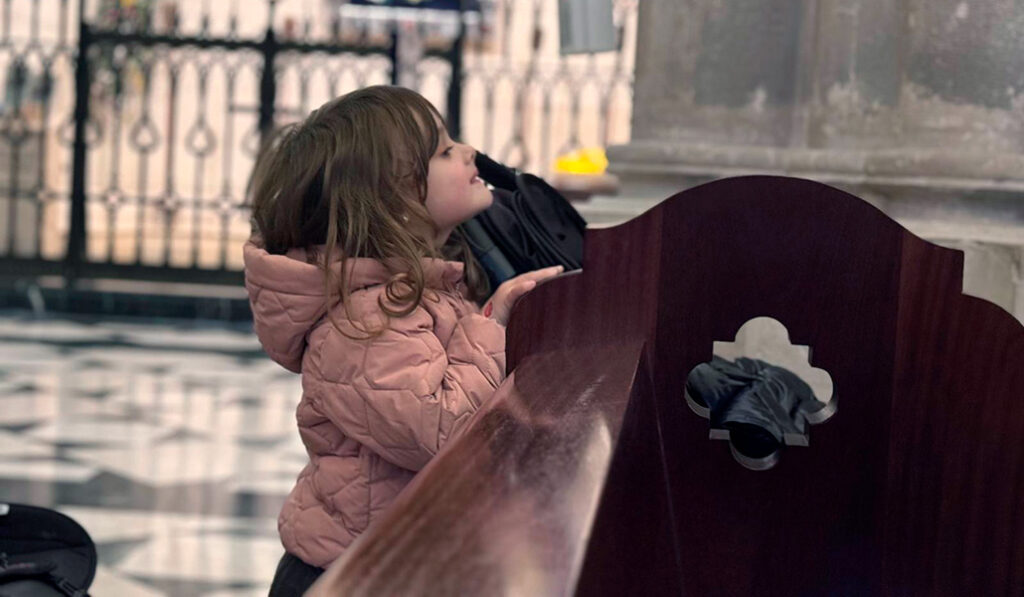 Una niña en la catedral de la Almudena durante la Misa de la Jornada por la Vida
