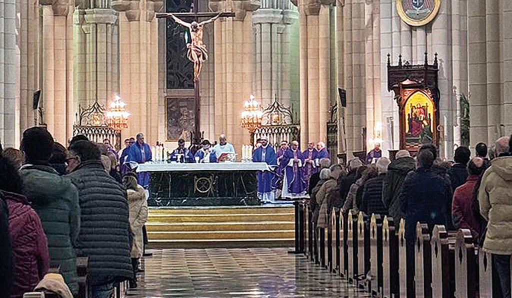 Interior de la catedral de la Almudena durante la Misa de la Jornada por la Vida