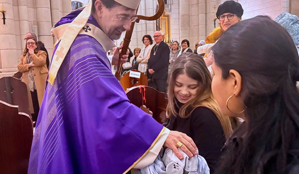 El cardenal Cobo bendice a los hijos de mujeres atendidas en el Hogar Santa Bárbara, de Cáritas Madrid
