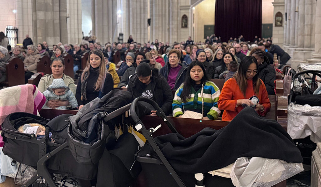 La catedral se llenó de familias y niños pequeños para asistir a la Jornada por la Vida