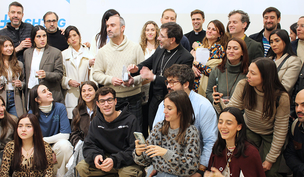 El cardenal Cobo, en el centro, rodeado de misioneros digitales en la Casa San Justo