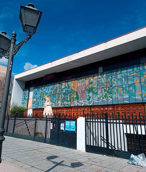 Fachada de la parroquia Nuestra Señora de los Desamparados y San Lucas