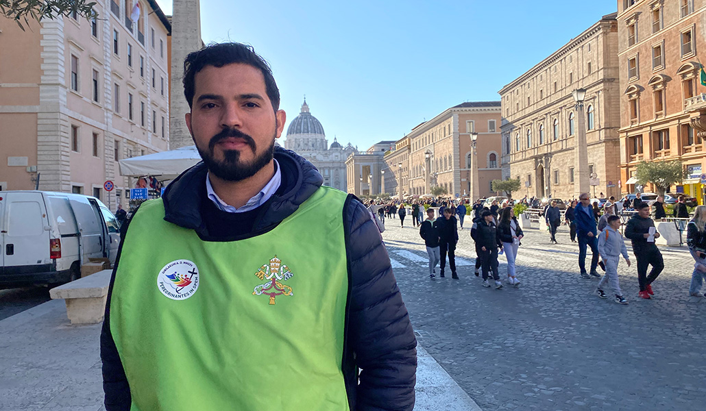 Jesús Navarro, durante su turno de tarde como voluntario en la via della Conciliazione