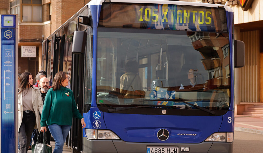 Participantes de la experiencia piloto suben al autobús fletado para la ocasión en Valladolid