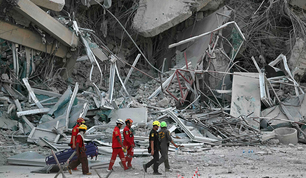 Personal de rescate fuera del edificio derrumbado en Bangkok (Tailandia)