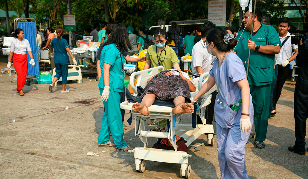 Atención a las víctimas en la calle fuera de un hospital en Naypyidaw (Myanmar)