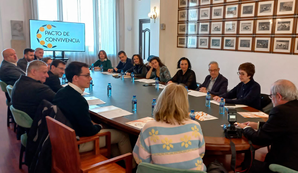 Cobo y el vicario Pastoral, José Luis Segovia, en una reunión del Pacto
