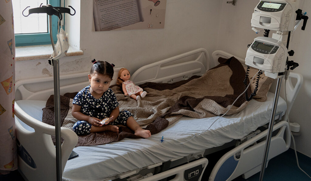 Una pequeña con cáncer atendida en el hospital de Beit Jala