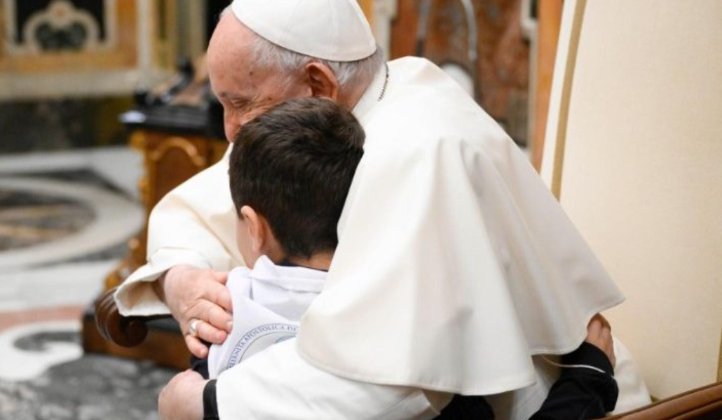 El Papa con una niño en una imagen de archivo difundida por el Vaticano