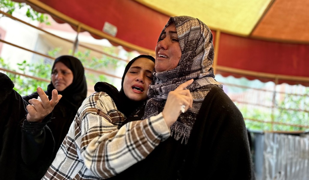 Mujeres palestinas lloran a las víctimas del ataque israelí contra Jan Yunis este lunes