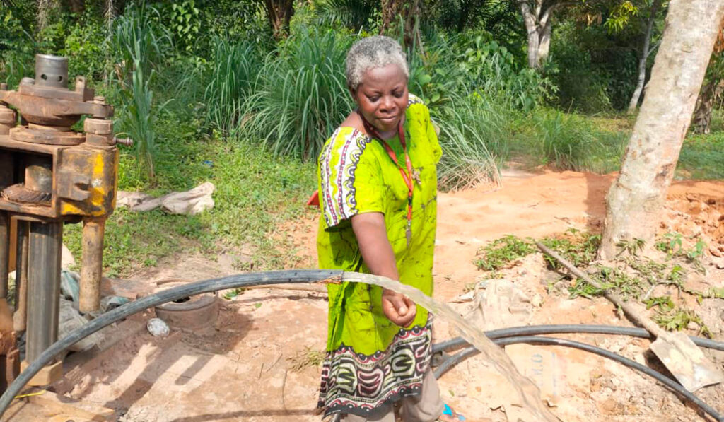 El pozo en Kinshasa que han hecho posible los feligreses