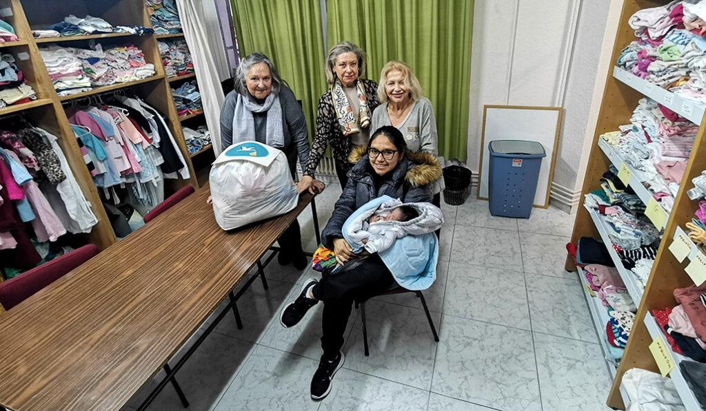 Las canastas van dirigidas a madres en apuros de la vicaría