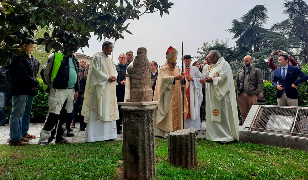 El cardenal Rouco bendice la imagen del peregrino motero el año pasado