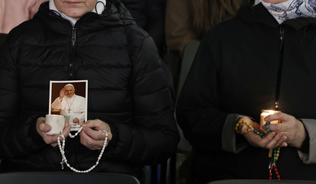 Fieles rezando por el Papa desde San Pedro