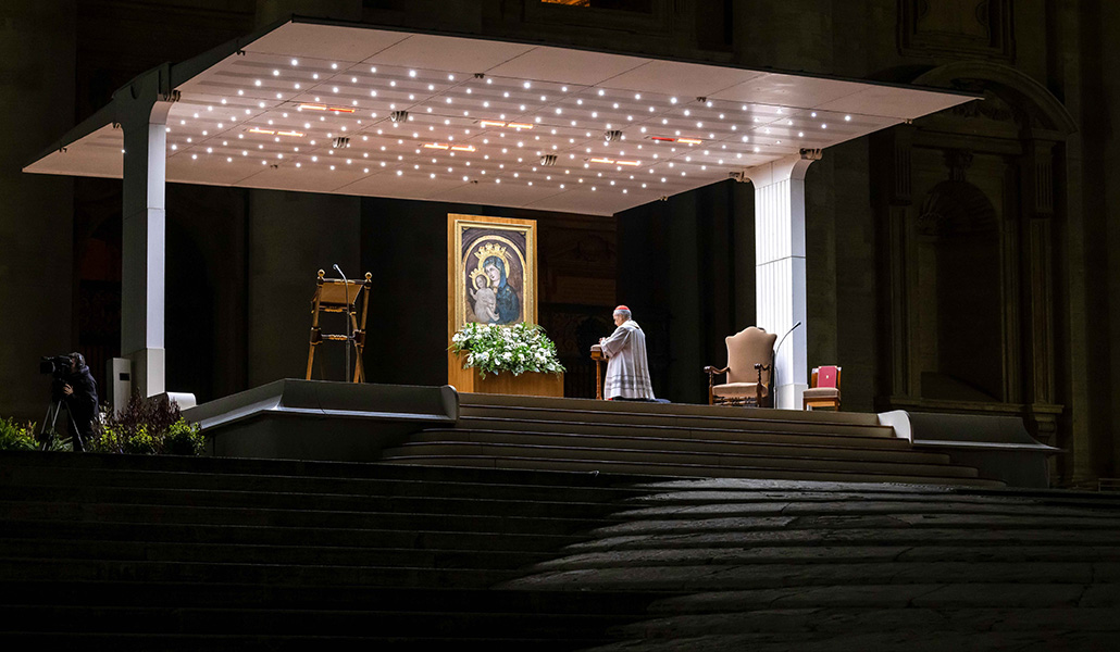 El cardenal Prevost durante el rezo del rosario