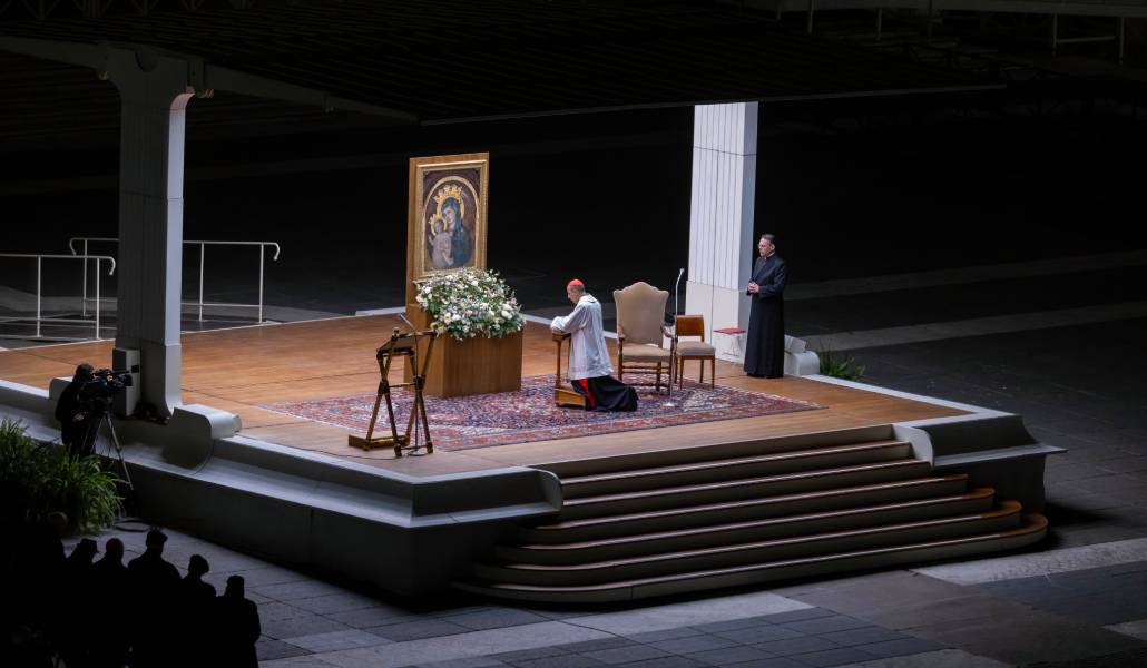 El cardenal Víctor Manuel Fernández, prefecto del Dicasterio para la Doctrina de la Fe, dirige el rezo del rosario por el Papa Francisco en la plaza de San Pedro este viernes