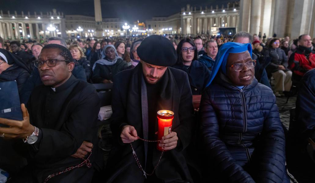 Fieles durante el rezo del rosario de este viernes convocado en la plaza de San Pedro para rezar por la salud de Francisco