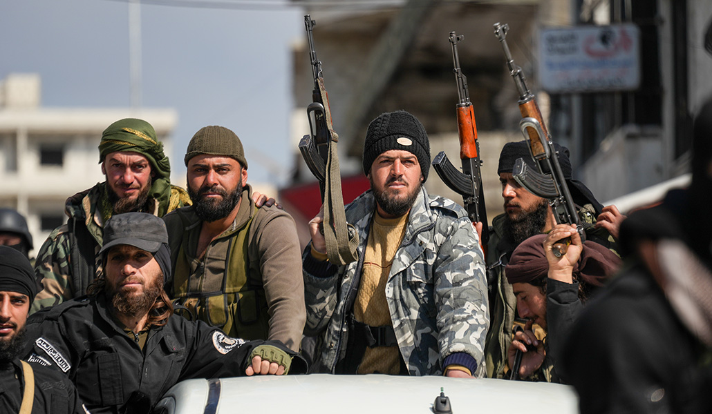 Fuerzas de seguridad patrullan Qardaha, lugar de nacimiento de Bashar al Assad, el 10 de marzo