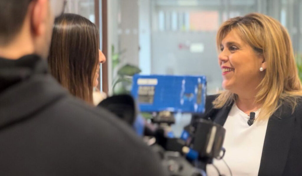 Mar Crespo responsable del Teléfono de Escucha para Personas Mayores en Soledad de Madrid