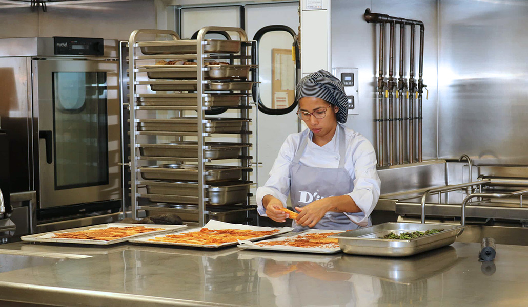 Una de las trabajadoras de FITEI