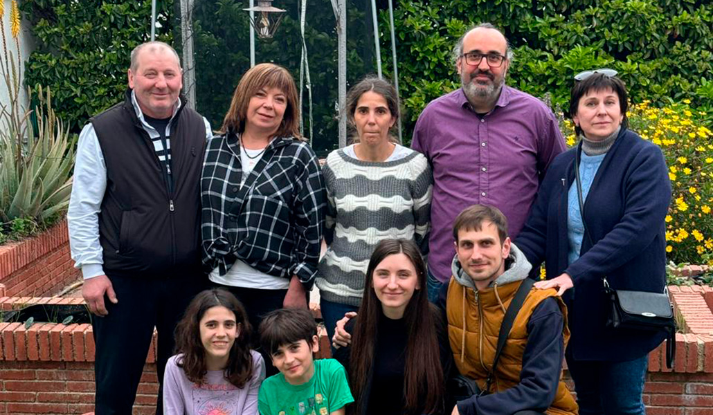 Víctor (camisa morada) junto a su mujer (a la izquierda) y, agachados bajo ellos, Artem e Ilona.