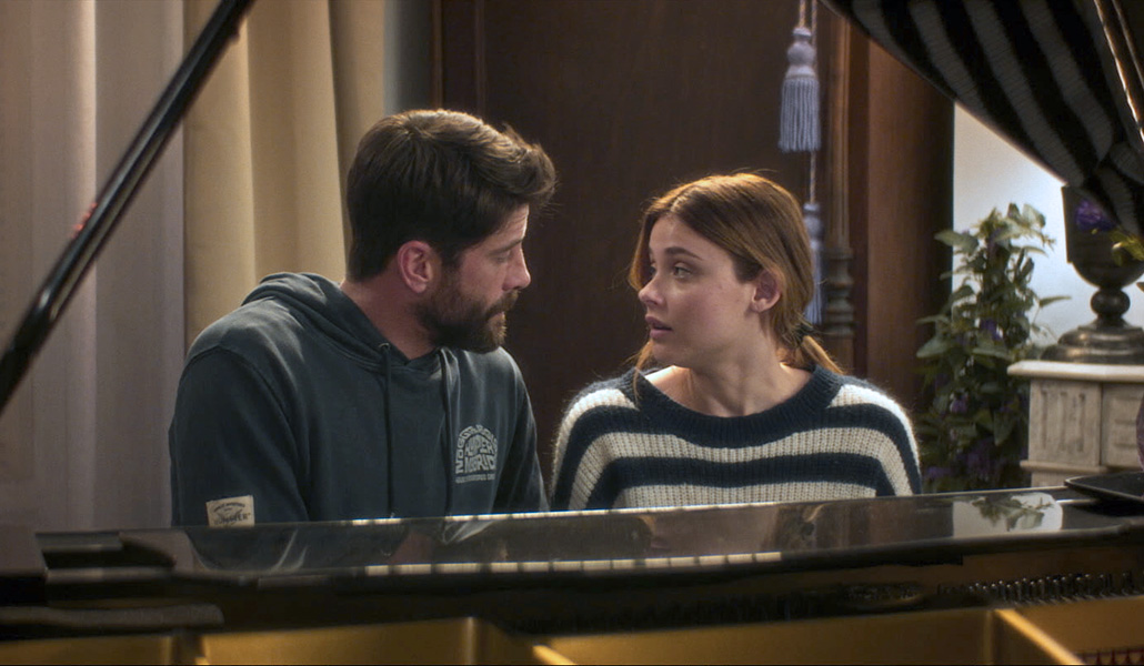 Hugo (Luis Fernández) aprenderá piano con Nerea (Nicole Wallace) para reconquistar a su mujer