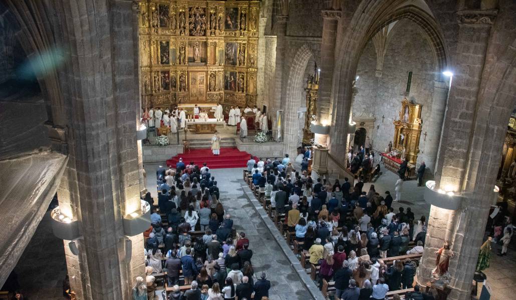 Interior de la basílica de la Asunción de Nuestra Señora de Colmenar Viejo durante las confirmaciones