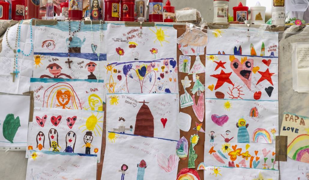 Dibujos deseando la pronta recuperación del Papa frente al hospital Gemelli de Roma