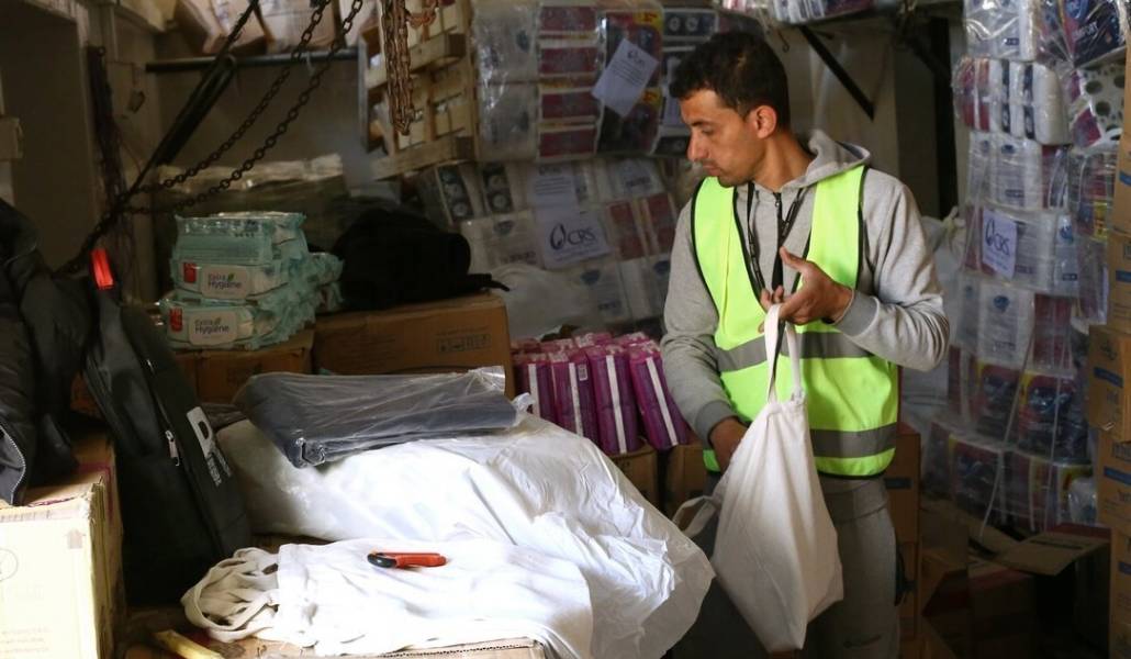 Un trabajador humanitario empaqueta suministros de Catholic Relief Services en Rafah, en el sur de la Franja de Gaza