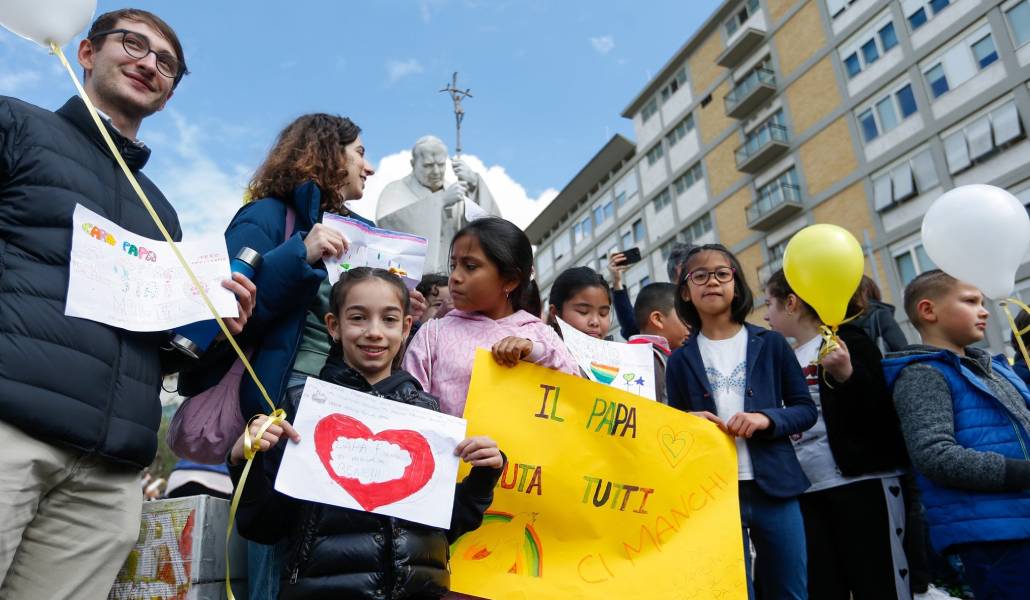 Niños sostienen carteles por la recuperación del Papa a las afueras del Gemelli de Roma el 16 de marzo