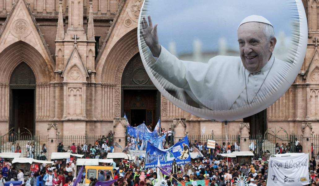 Miles de fieles se reúnen para asistir a una misa en la basílica de Luján, en Buenos Aires, para rezar por la salud del Papa