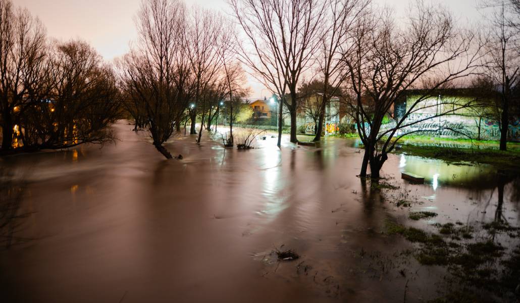 Un parque inundado tras la crecida del río Guadarrama el 8 de marzo