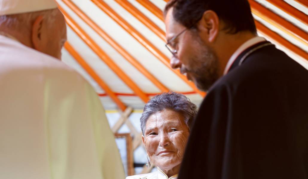 El Papa, una indígena mongola y Giorgio Marengo durante la visita de Francisco al país