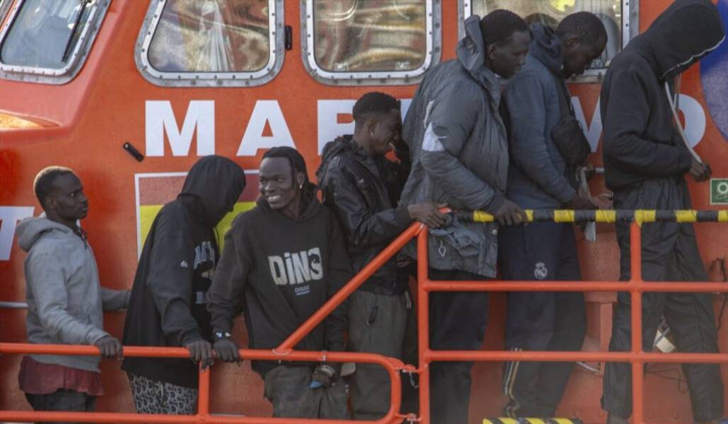 Una lancha de Salvamento Marítimo tras el rescate de un cayuco a su llegada al puerto de la Restinga, a 3 de diciembre de 2024, en El Hierro