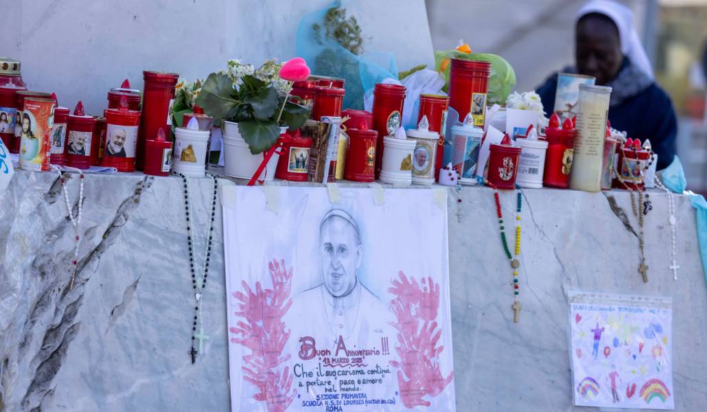 Velas por la recuperación del Papa Francisco a la salida del Gemelli de Roma