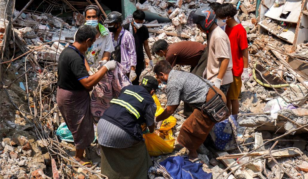 Rescate del cuerpo de una víctima del terremoto de Myamnar