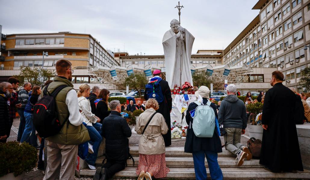 Peregrinos rusos ante la estatua de Juan Pablo II a las afueras del Gemelli de Roma