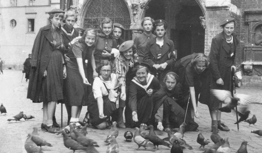 Natalia Tulasiewicz, con boina y en el centro de la imagen, junto a estudiantes de las ursulinas de Cracovia en 1939