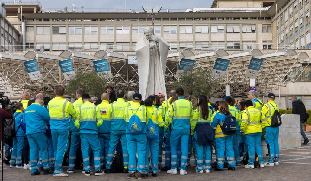 Sanitarios a la puerta del hospital Gemelli de Roma en el Jubileo del Mundo del Voluntariado