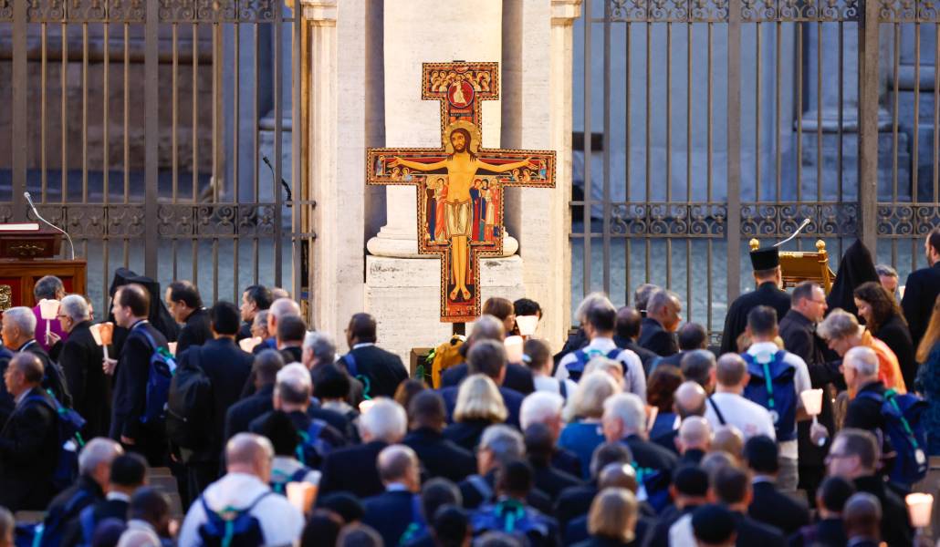 Miembros del Sínodo de los Obispos se reúnen con el Papa Francisco para una vigilia ecuménic
